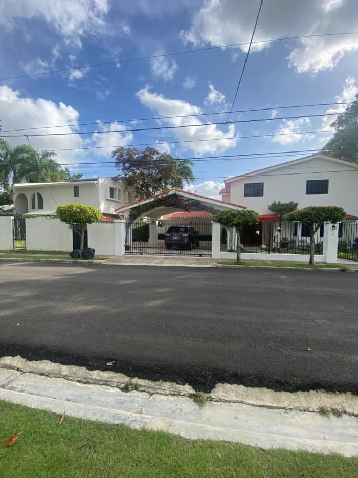 En Venta Hermosa Casa en Altos de Arroyo Hondo III - foto 1