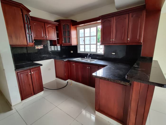 Venta casa de 2 niveles en Arroyo Hondo - foto 3