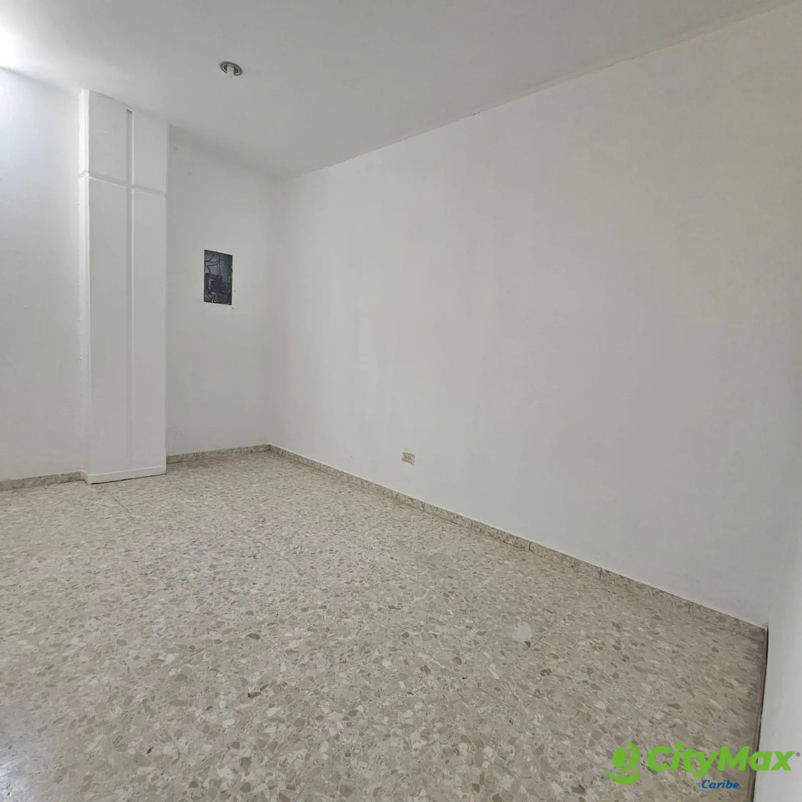 En Renta Local Comercial en Plaza Don Julio Navarrete - foto 1